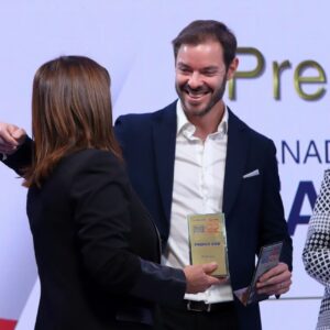 Ganador Oro - Patricia Bindi (HSBC) y Leandro Completa (FAEN S.A.)